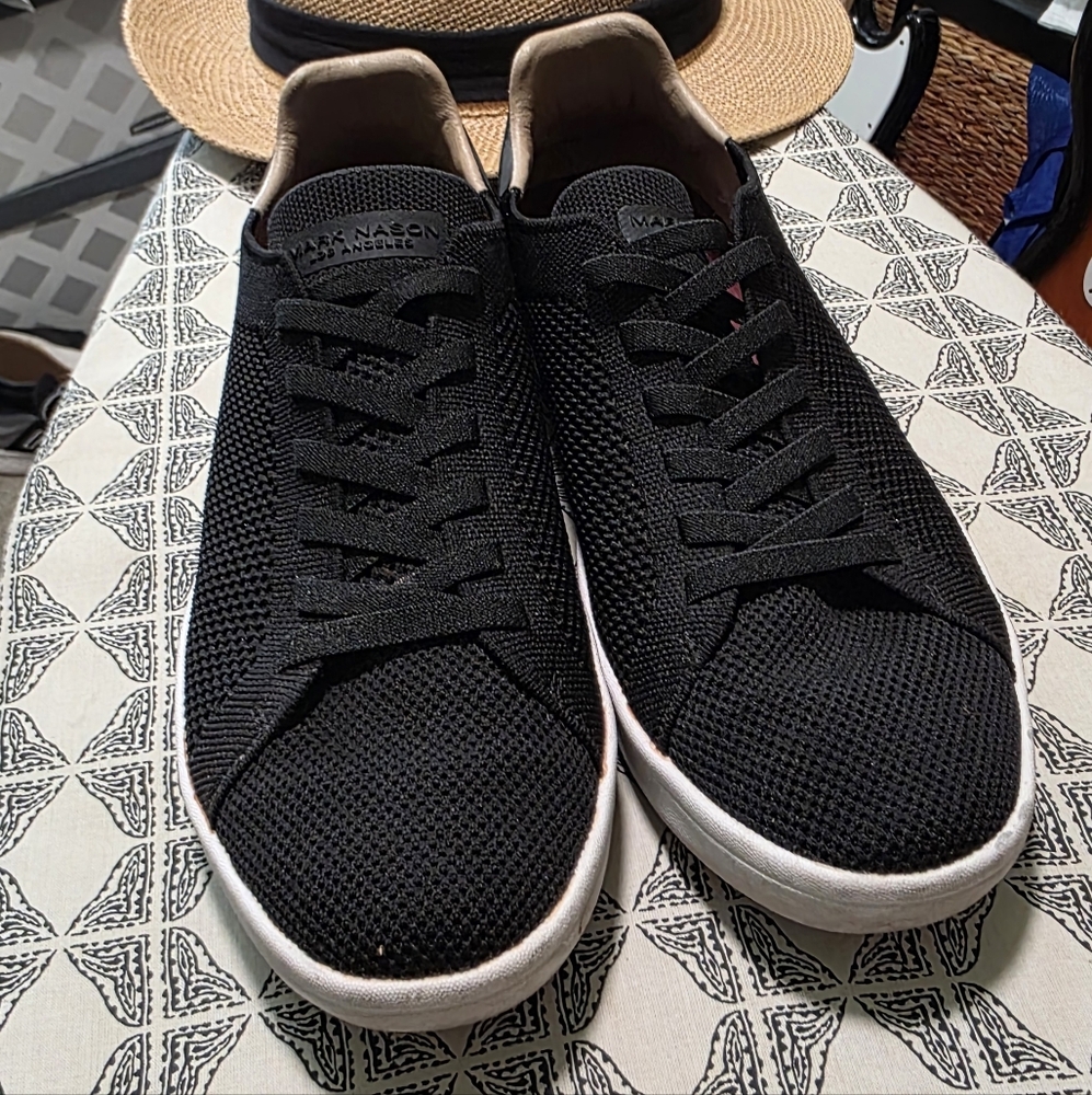 Mens skechers mark nason tennis shoes. Black.